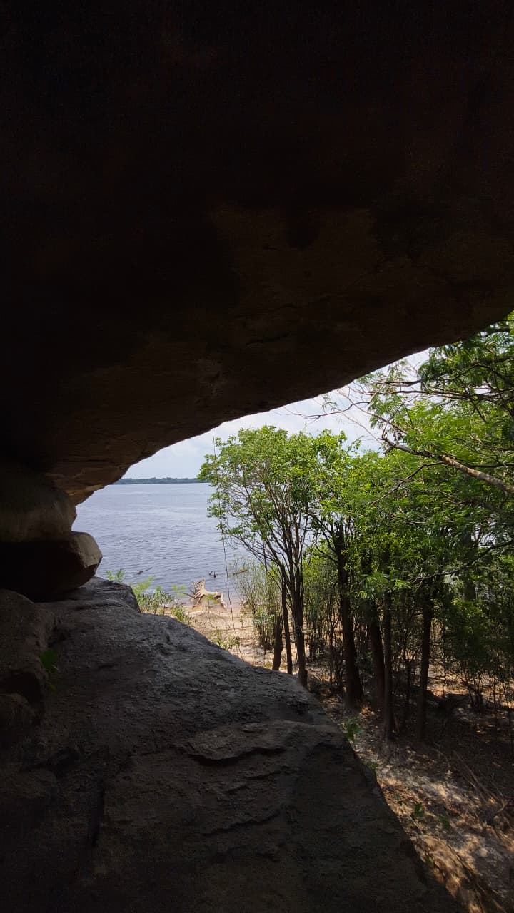 Vista do Rio Negro entre as pedras