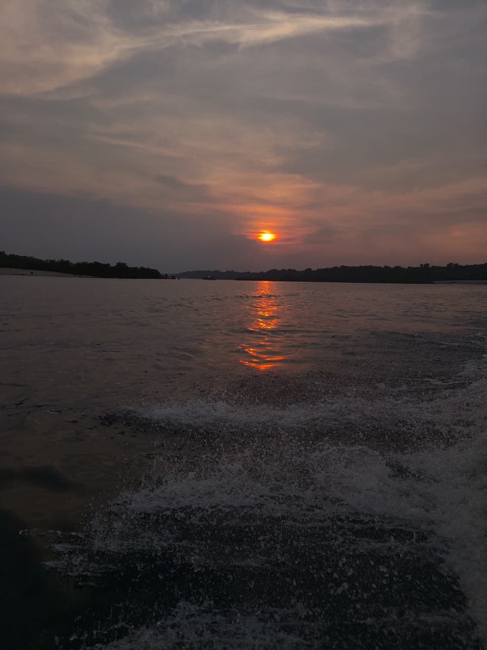 Pôr do sol visto da voadeira no Rio Negro