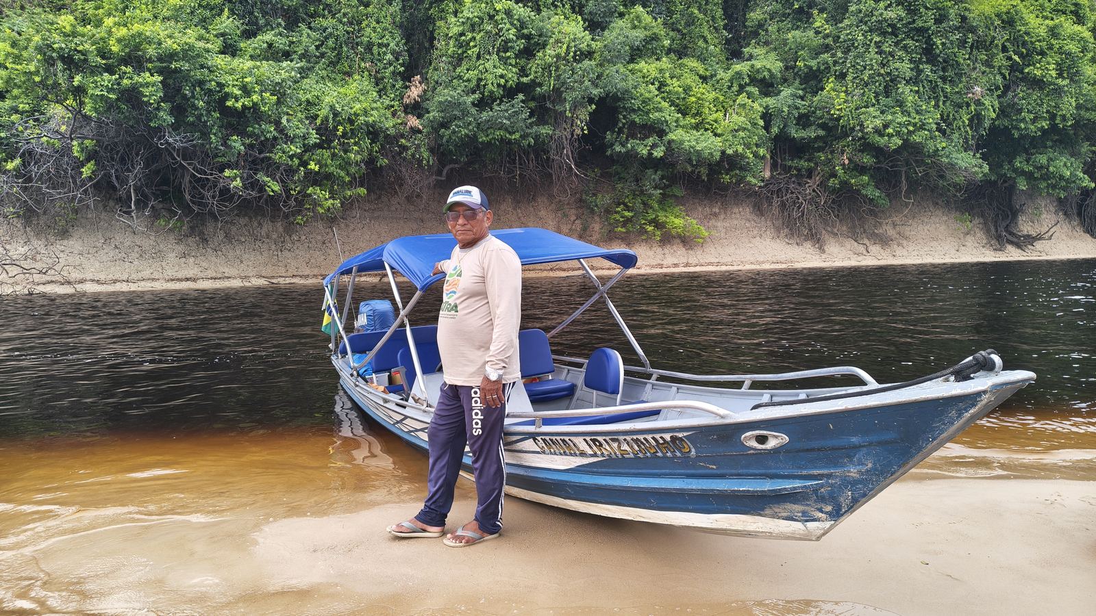 O Val ao lado da sua voadeira numa praia do Rio Negro